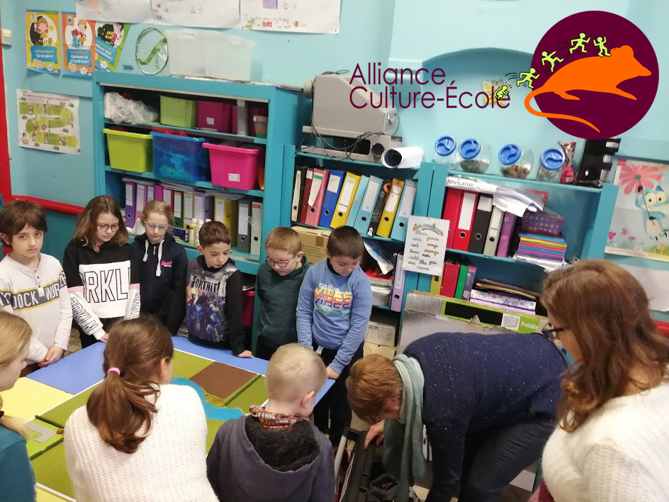 Dans le cadre du projet ALLIANCE CULTURE-ECOLE 2019-2020 Le Centre culturel Haute Sambre vous propose une exposition des travaux des élèves de 3ème, 4ème et 5ème primaire pour le projet scolaire « le cycle de l’eau » à Merbes-le-Château. Une exposition collective qui illustrant les normes d’hygiène à suivre pour être en bonne santé. L’eau est l’élément vital sur terre. Ecoles participantes : Merbes-le-Château, Merbes-Sainte-Marie, Fontaine-Valmont, Labuissière LIEU : Salle des mariages de la maison communale - Rue Saint Martin, 71 - 6567 Merbes-le-Château DATES : du 19 au 29 octobre 2020 HORAIRES : de 9 h à 16 h